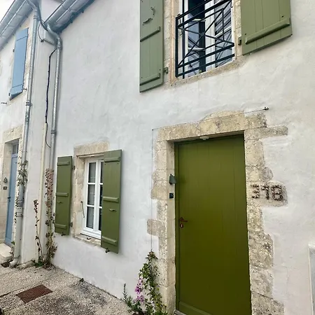 Maisons 322 - L'insolite בית נופש *